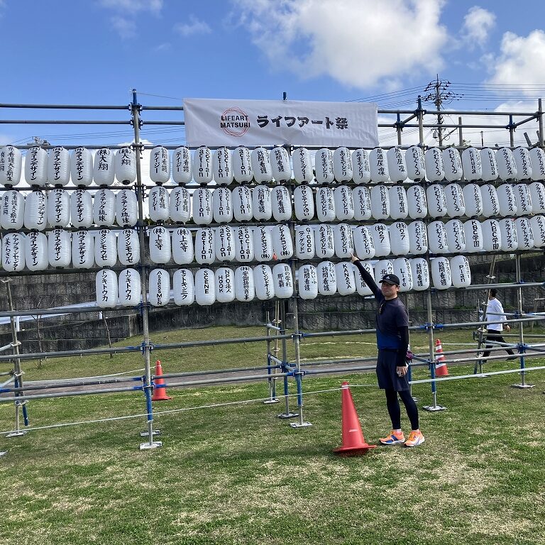 会場の一角には協賛各社の提灯がズラリ